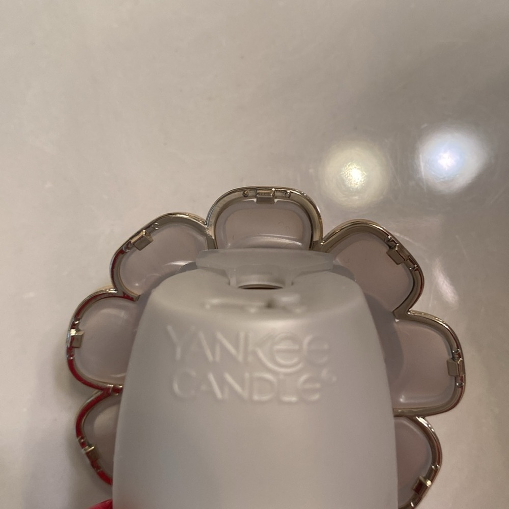 Yankee candle light up flower diffuser - Picture 5 of 7